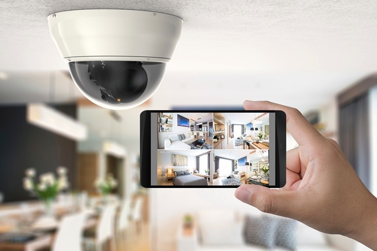 กล้องวงจรปิด (CCTV) ได้รับการพัฒนาขึ้นมาเป็นครั้งแรกในช่วงปลายทศวรรษที่ 2513 และนำไปใช้ในระบบการรักษาความปลอดภัยภายในธนาคารหรือสถานที่ที่ต้องการความปลอดภัย