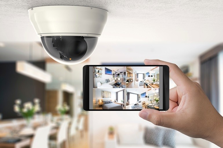 กล้องวงจรปิด (CCTV) ได้รับการพัฒนาขึ้นมาเป็นครั้งแรกในช่วงปลายทศวรรษที่ 2513 และนำไปใช้ในระบบการรักษาความปลอดภัยภายในธนาคารหรือสถานที่ที่ต้องการความปลอดภัย